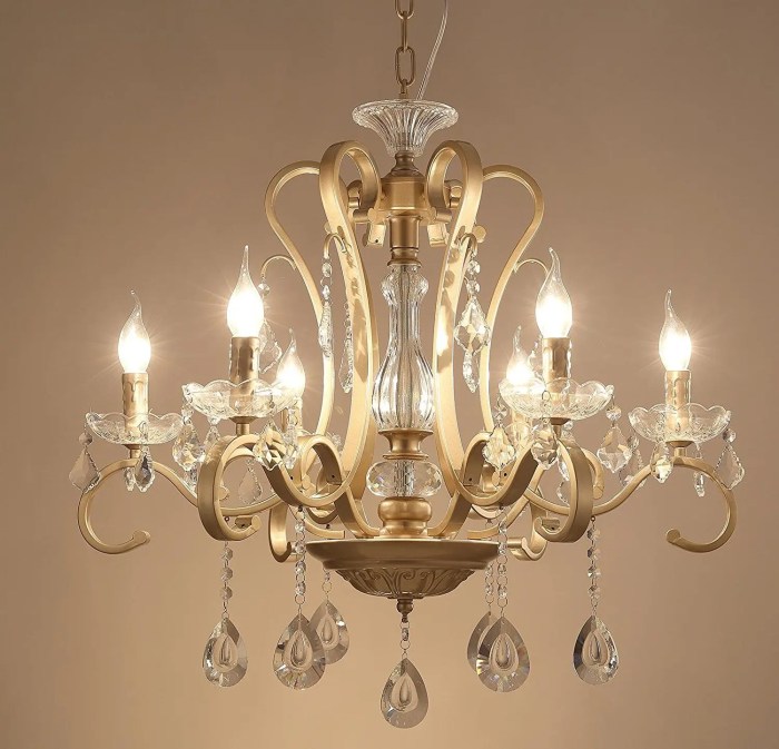 Kamar klasik dengan chandelier elegan